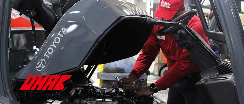 huong-dan-thay-dau-cho-xe-nang-hang